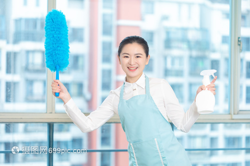 手執撣子，拂塵生輝 專業家政保潔員的形象與服務